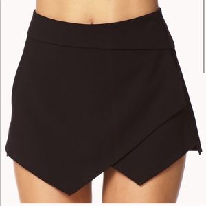 BRAND-NEW W/TAGS Black F21 Tulip hem skort